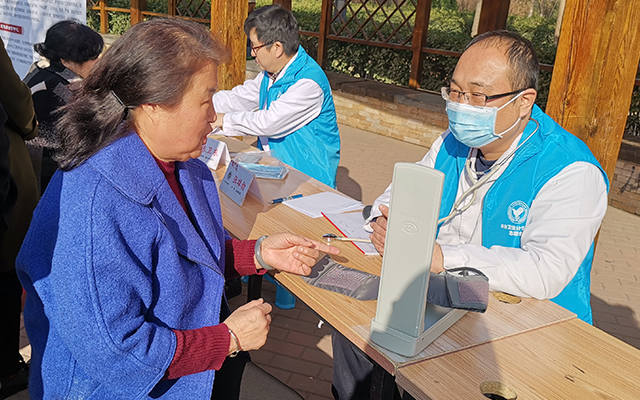 【学雷锋日】必赢注册网(中国区)首页,举办“爱满京城，牵手智慧家医”志愿服务活动(图5)